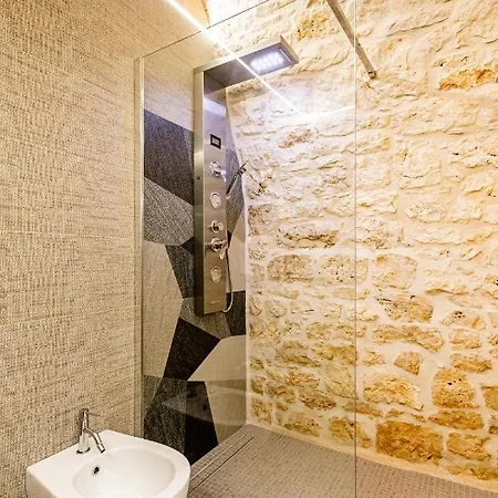 Il Piccolo Borgo サンテーラモ・イン・コッレ